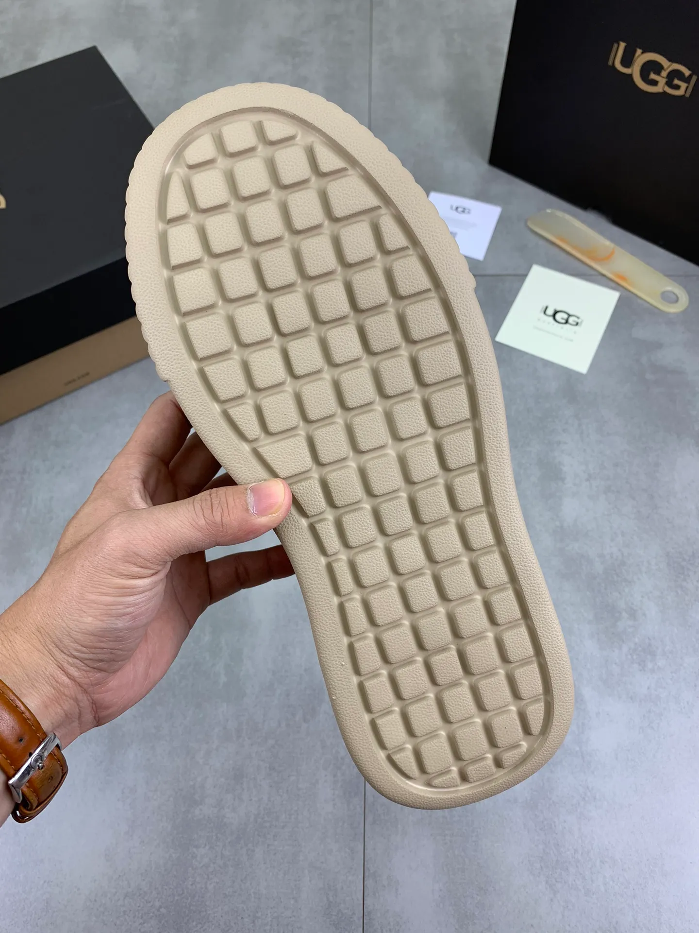 Men's shoes 💰P640 [New style] 💰 🆘 "Real wool" [UGG] 👉The popular men's shoes are synchronized with the official website 🔰The quality of the genuine products [satisfied] is not comparable to the imitations in the general market 🌀The upper is imported Italian frosted cowhide, and the lining is: foot pad 🅰️ grade 🐑Real wool👻Only Grade A can show the effect The hand feels smooth and delicate 🔱The shoe shape is grand, only genuine manufacturers can achieve it 🎄The perfect toughness of the original outsole 👻⬛️ can allow customers to bid farewell to one-time consumption. Real wool lining, super warm. Available in brown or gray. Number of yards: 39-44